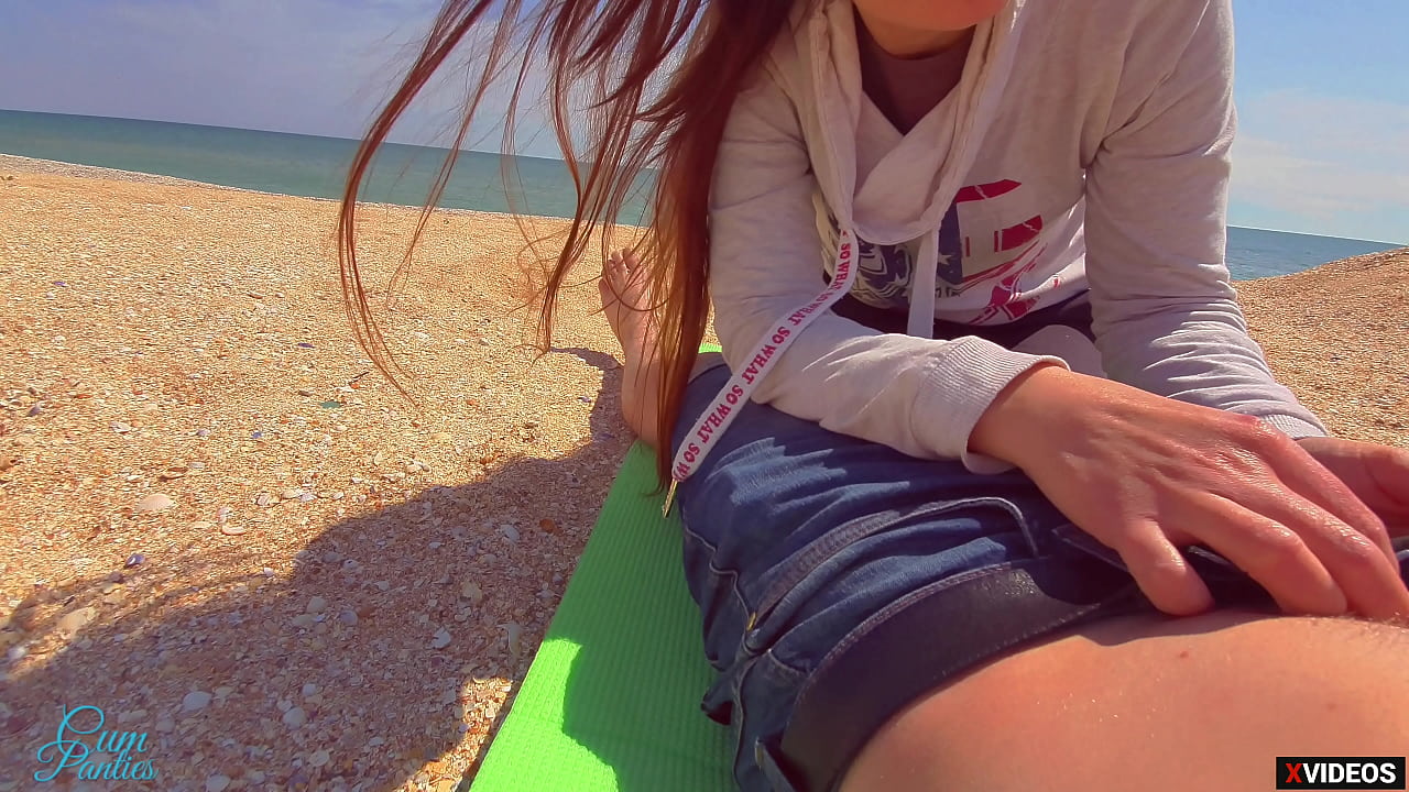 陌生人在海滩上射在我内裤里 危险的公共场所中出